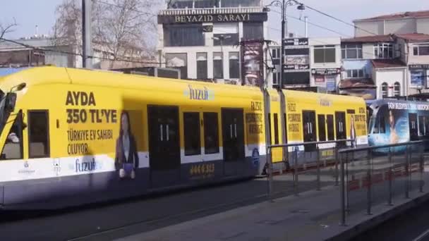駅の近くを通る黄色の路面電車 — ストック動画