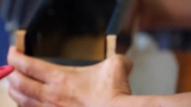 Elleri ahşap konteynıra Ot Döküyor - Kapat