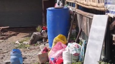 Yol kenarındaki plastik poşetlerle çevrili su varili.