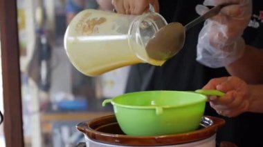 Eller Kaşık ve Yeşil Konteynır Kullanıyor - Kapat