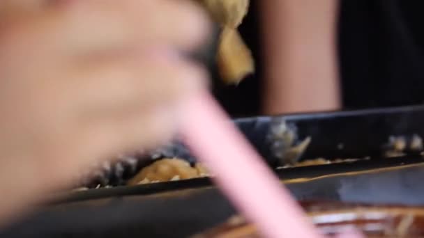 勺子和手放在大锅上 — 图库视频影像