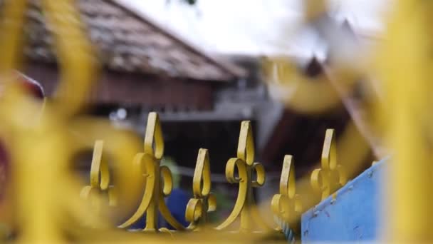 通りの前の黄色いフェンス ハンドヘルド 閉じる — ストック動画