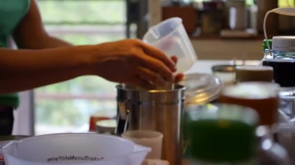 Руки Готовящие Мыло Ингредиентами Инструментами Close Handheld — стоковое видео