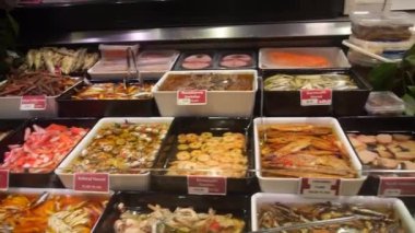 Süpermarket vitrininin arkasındaki deniz ürünleri - Pan - Soldan sağa