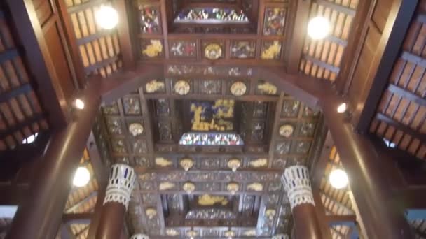 寺の天井から黄金の仏像へ — ストック動画