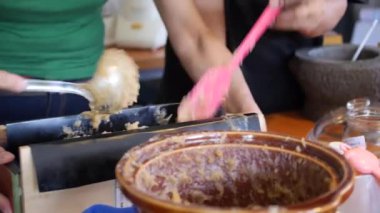 Elleri kaşıklarla karıştırıp kapları kapatın ve sağdan sola, soldan sağa, sonra da yukarıdan yukarıya kaydırın.