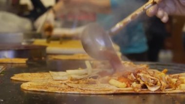 Shawarmas 'a Et ve Buharlı Sıcak Sos Eklemek - Yakın plan - Statik