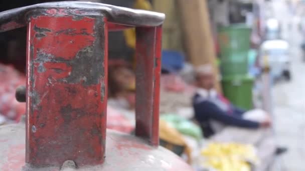 Van Top Gas Tank Tot Man Zittend Straat Nabij Winkels — Stockvideo