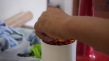 Eller İçindekileri Kupaya Koyuyor - Kapat, Tut ve Odaklan