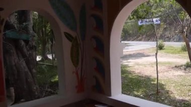 Dindar keşişlerle boyanmış evin içindeki renkli duvarlar Buda Heykeli - Pan - Sağdan Sola