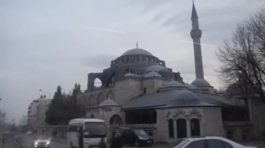Camii olan caddeden geçerken Sağdan Sola Kaydır