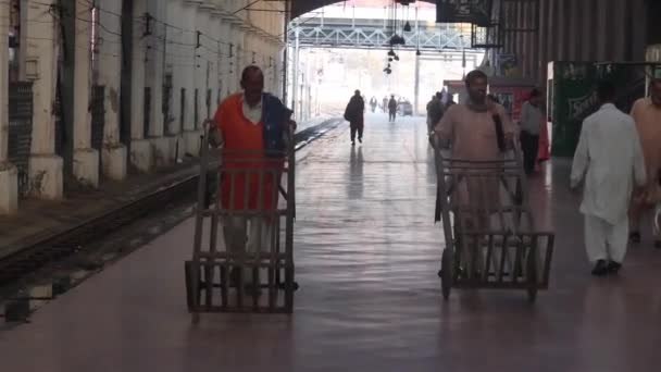 Homens Empurrando Trole Plataforma Estação Ferroviária Estático — Vídeo de Stock