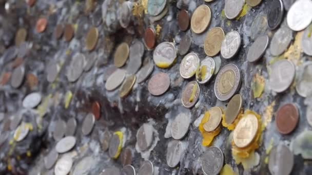 Monety Przyklejone Szarej Ściany Przesuń Prawej Lewej Następnie Lewej Prawej — Wideo stockowe