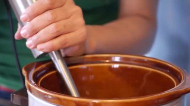 Konteynırda Elle Karıştırıcı Kullanılıyor - El bilgisayarı ve Odaklanma