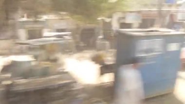 Tren penceresinden sokak görünümünün önünden geçerken - Soldan sağa kaydır