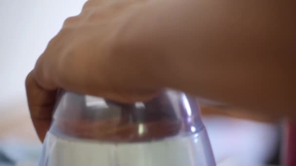 Händerna Förbereda Tvål Använda Mixer Tool Närbild Och Fokus — Stockvideo