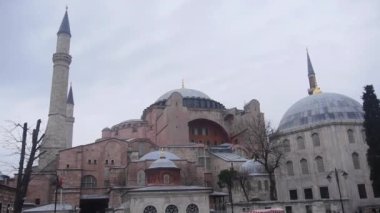 Camiye yakın cadde, ağaçlar ve yürüyen insanlar - statik