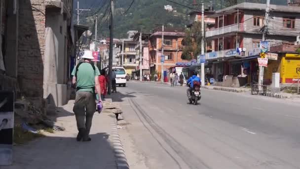 Άνθρωπος Που Περπατά Στο Δρόμο Ενώ Κρατώντας Μωρό Κοντά Αυτοκίνητα — Αρχείο Βίντεο