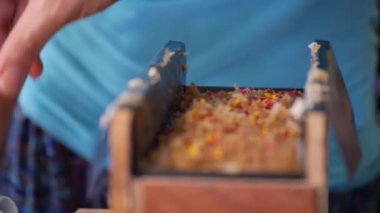 Ellerin sabunun üzerine ahşap kabın içinde su püskürtüyor.