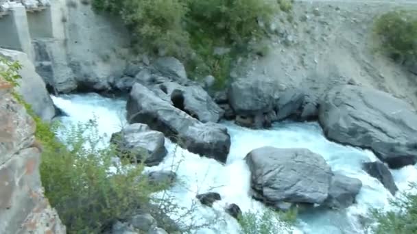Water Source Flowing Flora River Dam Pan Right Left — Vídeo de stock