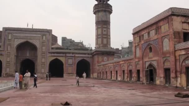 Little Boy Running People Mosque Pan Right Left — 비디오