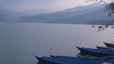 Su Kaynağındaki Tekne Dağların Önünden Ayrıldı - Küçük Pan - Sağdan Sola 