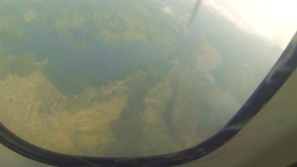 Bergblick Von Oben Durch Flugzeugfenster Rutsche Von Links Nach Rechts — Stockvideo