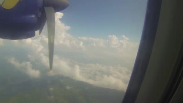 Przejście Nad Chmurami Nad Górami Śmigłem Samolotowym Przez Okno Przesuń — Wideo stockowe