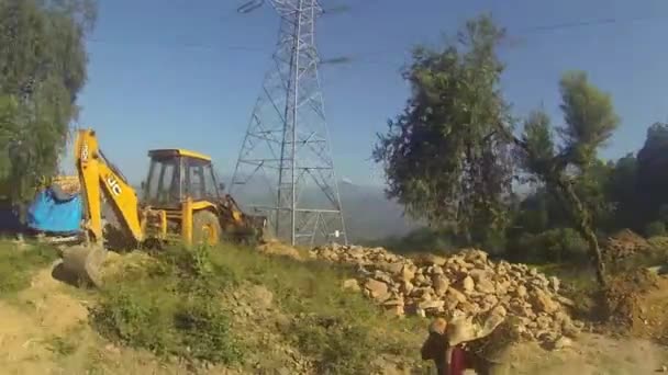 Passant Par Chantier Construction Les Lignes Électriques Devant Les Montagnes — Video