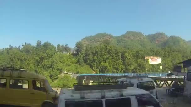 Dağların Önündeki Caddenin Yakınındaki Evlerin Arabaların Yanından Geçerken Sağdan Sola — Stok video