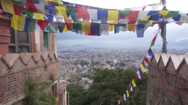 Gente Subiendo Escaleras Bajo Coloridas Guirnaldas Tibetanas Viento Inclinada Hacia — Vídeo de stock