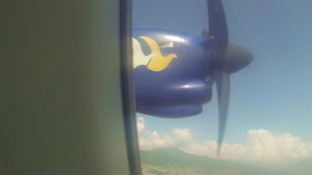 離陸後の窓から空に回転する面プロペラ スライド 左から右へ — ストック動画