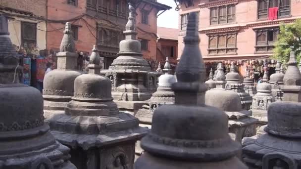 Αγάλματα Κορυφές Που Περιβάλλεται Από Παλιά Κτίρια Κάτω Από Τον — Αρχείο Βίντεο