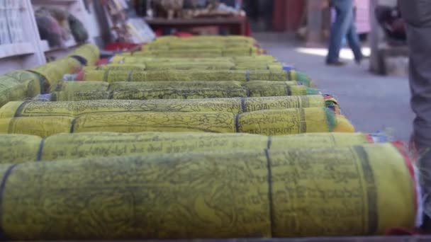 Tybetański Religijne Żółte Rolki Papieru Wyrównane Sklepie Slajdów Dół Góry — Wideo stockowe