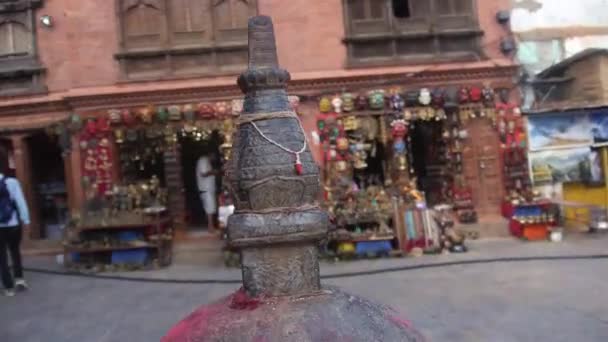 Etrafı Insan Dükkanlarla Çevrili Olan Heykelin Sağdan Sola Kayarak Sağa — Stok video