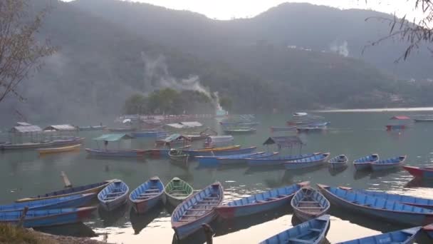 Barcos Fuente Agua Con Montañas Parte Posterior Estático — Vídeos de Stock