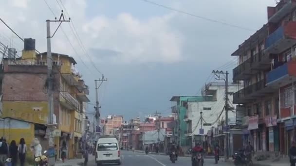 Yoğun Cadde Dağ Doğru Elektrik Hattı Yanı Başında Sürüş — Stok video