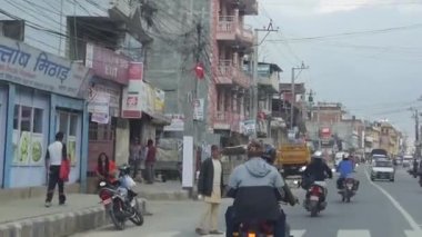 Yoldaki arabalar ve motosikletlerle çevrili bir şekilde sağa sola dönün ve ileri doğru kayın. 