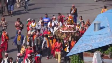 İnsanlar sokakta ellerinde dini eşyalarla yürüyor ve geleneksel giysiler giyiyorlar, hafif slayt giyiyorlar. 