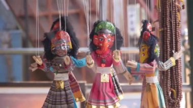 Kukla Kolyelerinin yanında iplerinden sallanıyor - El bilgisayarı 