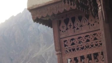 House Pelmets Near Mountain Flora - Tilt - Up To Down 