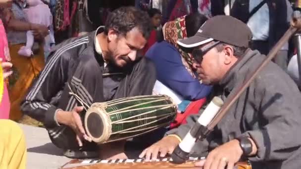 Çalan Müzisyenler Mikrofonlu Perküsyon Şarkıcı Çevrelerinde Yürüyen Nsanlar Sağdan Sola — Stok video