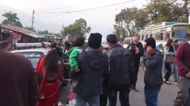 Gente Reuniéndose Calle Cerca Del Autobús Deslice Hacia Adelante — Vídeo de stock