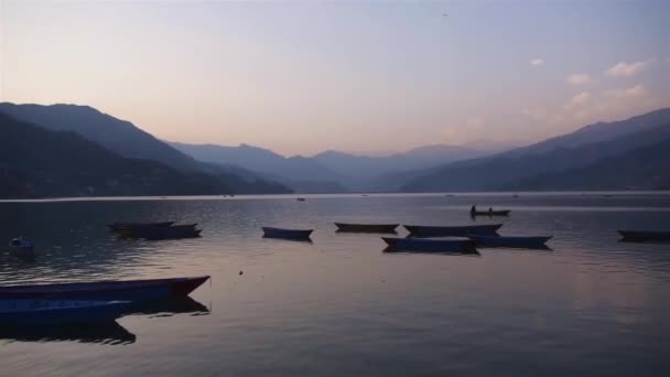 Paisaje Tranquilo Con Barcos Fuente Agua Luz Negra Montañas Parte — Vídeos de Stock