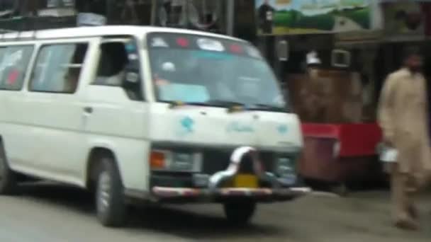 Cars Passing Busy Street Slide Right Left — Stok video