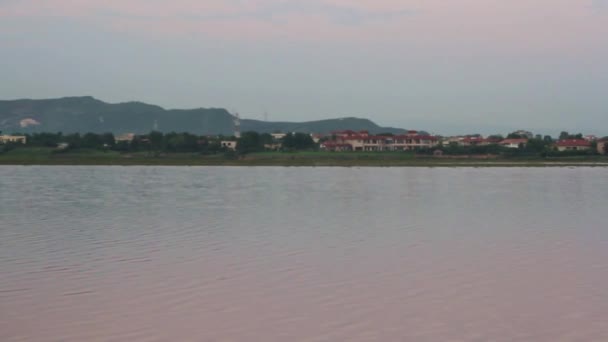 Landscape Houses Water Source Mountains Pan Left Right — Stok video