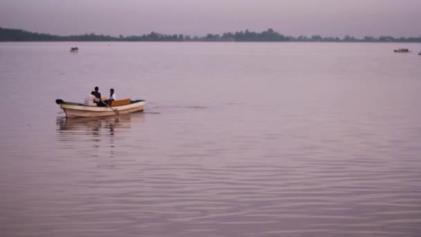 People Kayak Going Backwards Tranquil Water Source Mountains Static — Stok video