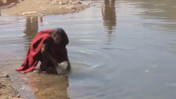 Little Girl Smiling Water Source Handheld — Stockvideo