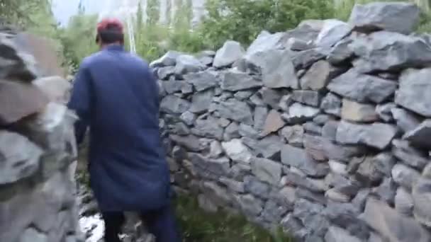 Man Rock Walls Mountain Slide Forward — Stockvideo