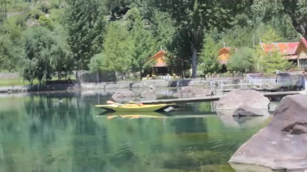 Kayak Water Source House Slide Left Right — стокове відео